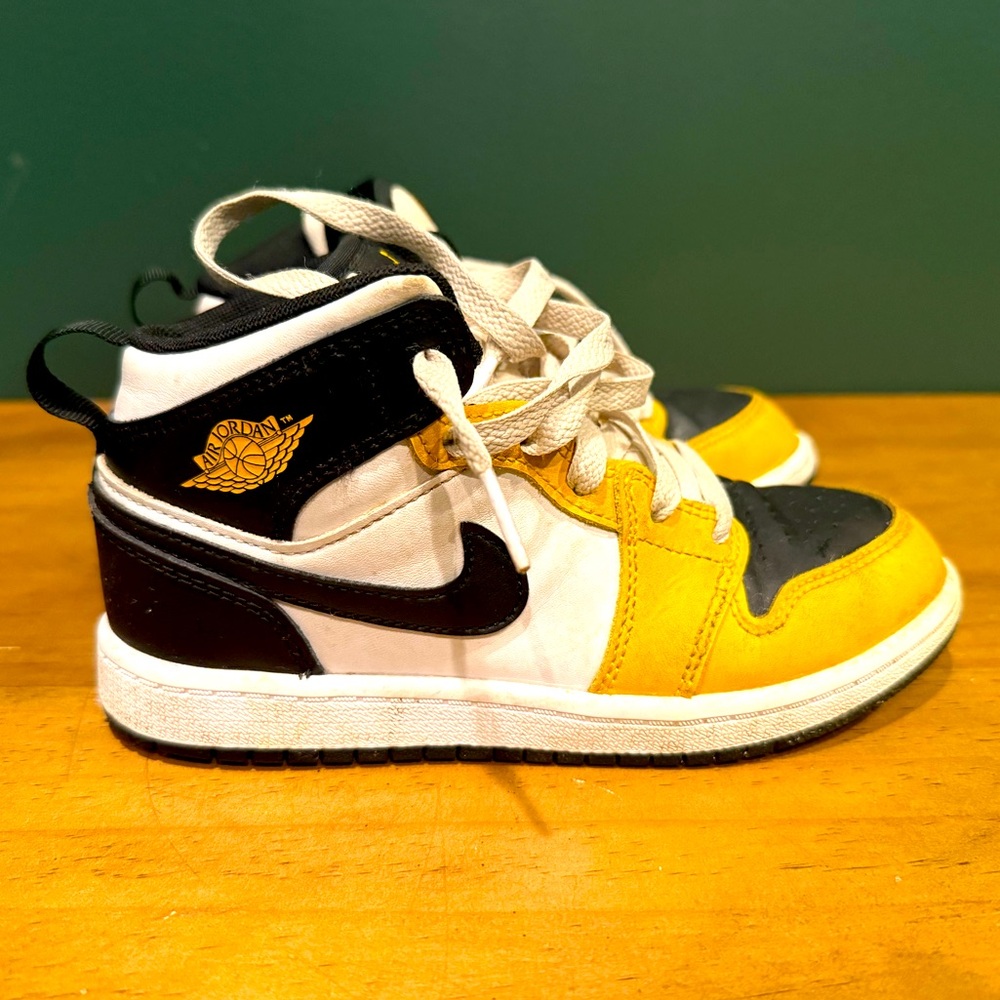 Nike Air Jordan 1 Retro OG Mid Sneakers Yellow Toe / Black - Size 1Y (kids)